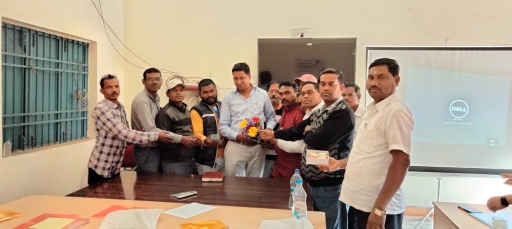 भाटापारा ब्लॉक के सरपंचों ने नया पदस्थ सीओ का गुलदस्ता देकर मुलाकात की