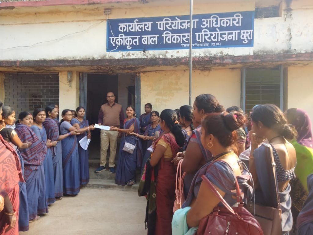 छह सूत्रीय मांगों को लेकर आंगनबाड़ी कार्यकर्ताओं ने सौंपा ज्ञापन,28 जनवरी से अनिश्चितकालीन हड़ताल पर जाने का किया ऐलान