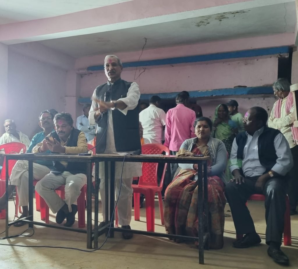 भौंरा बाटी,गेड़ी चढने से डुबकी लगाने से राज्य का विकास नहीं होने वाला:श्री साहू