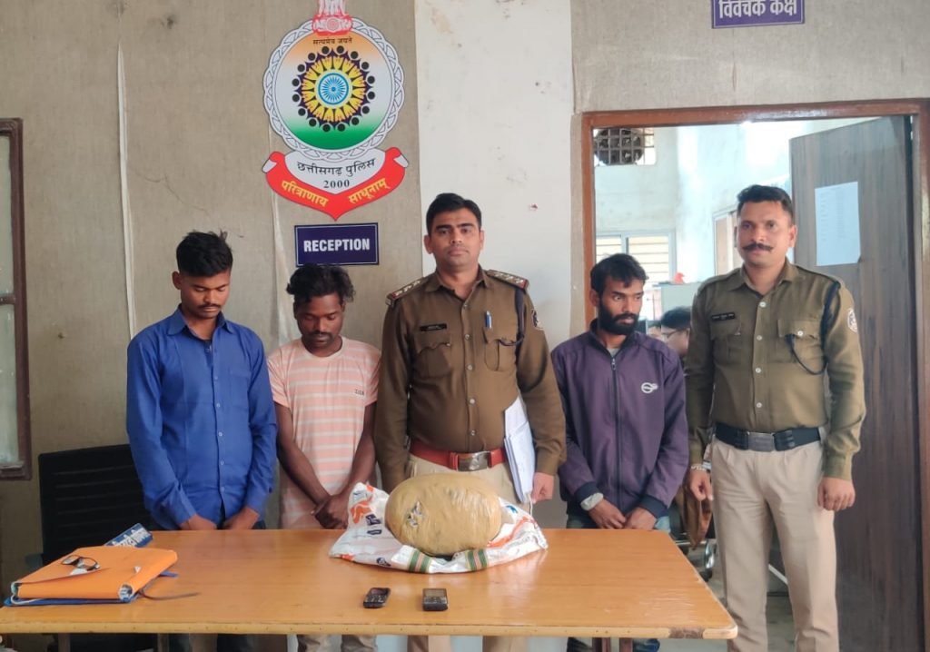 थाना टिकरापारा पुलिस की बड़ी कार्रवाई थाना प्रभारी अमित बेरिया के नेतृत्व में हुई कार्रवाई गांजा तस्करी करते 03 आरोपियों को किया गिरफ्तार