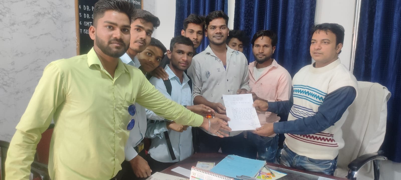 जनभागीदारी शुल्क कम करने छात्रों ने दिया आवेदन