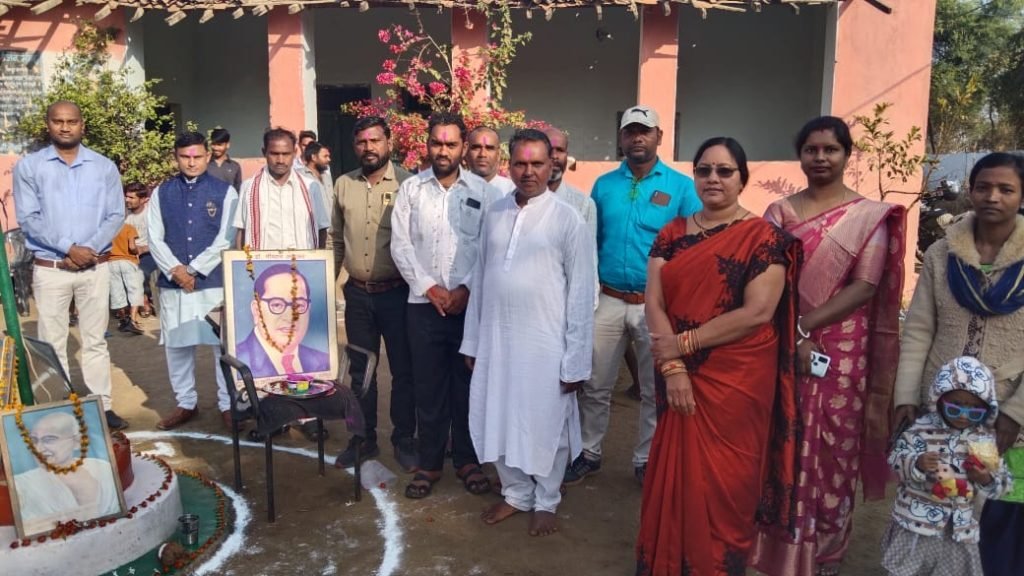 गणतंत्र दिवस पर उपहार देने सरपंच जनपद सदस्य पहुँचे प्राथमिक शाला बोरसी ब के बच्चों के बीच