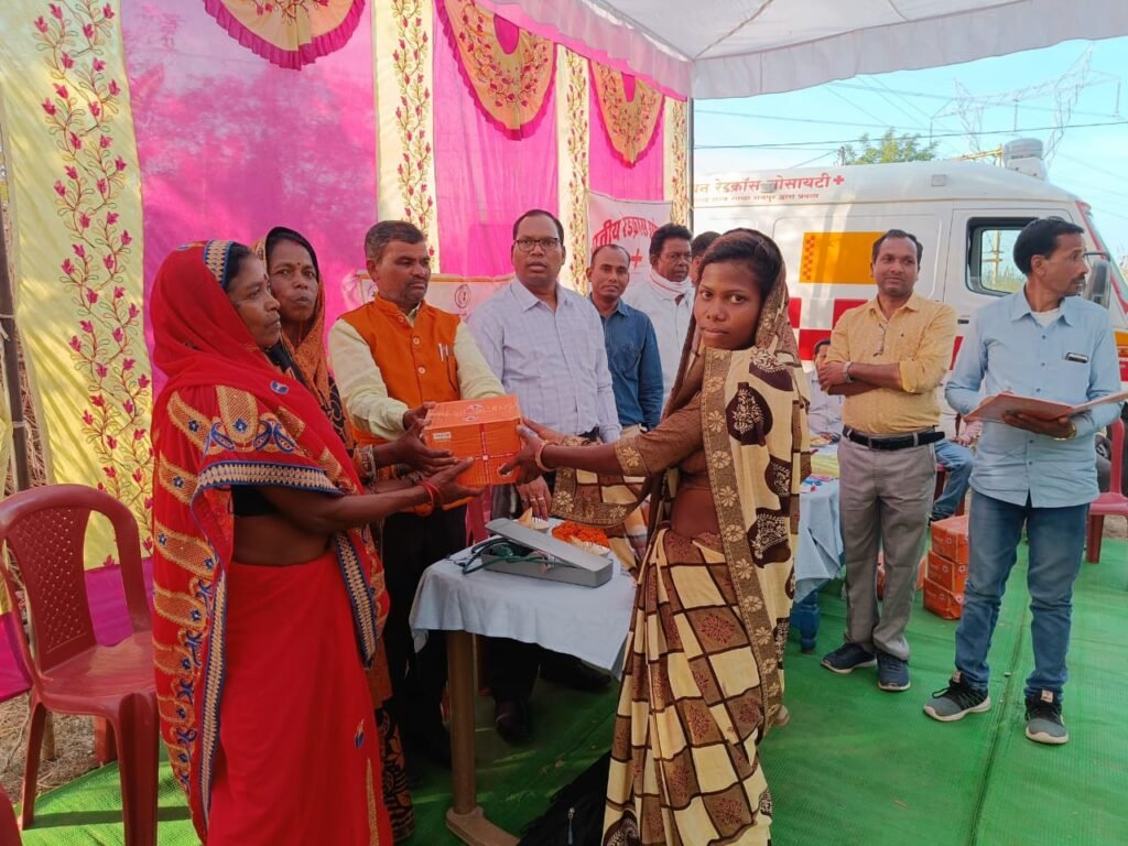 पंडो बस्ती धनेशपुर पंडरी में रेड क्रॉस टीम द्वारा लगाया गया स्वास्थ्य शिविर