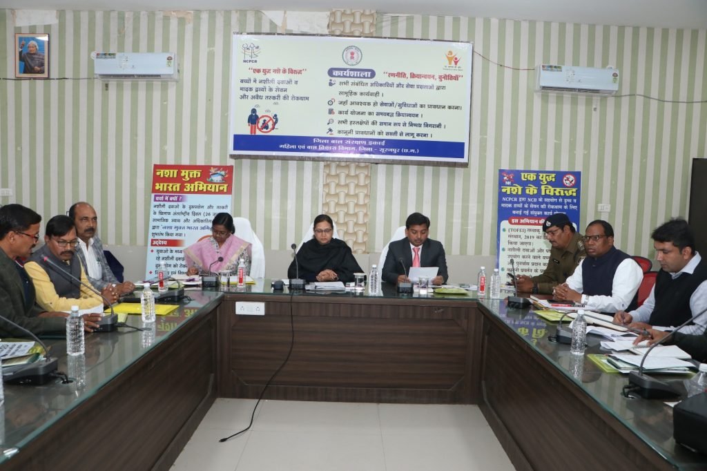 एक युद्ध नशे के विरुद्ध एवं बाल अधिकार संरक्षण विषय पर एक दिवसीय कार्यशाला का हुआ आयोजनबच्चों में नशीली दवाओं व मादक द्रव्यों के सेवन और अवैध तस्करी की रोकथाम पर राजनीति, क्रियान्वयन, चुनौतियों पर चर्चासमाज को नशा मुक्त करने हेतु सजग प्रहरी की भूमिका निभा रही प्रशासन एवं पुलिस प्रशासन, सभी का सहयोग आवश्यक- कलेक्टरगांव, पंचायतों में नशे के विरुद्ध जन जागरूकता आवश्यक, पुलिस विभाग चला रही साइबर प्रहरी अभियान-पुलिस अधीक्षक