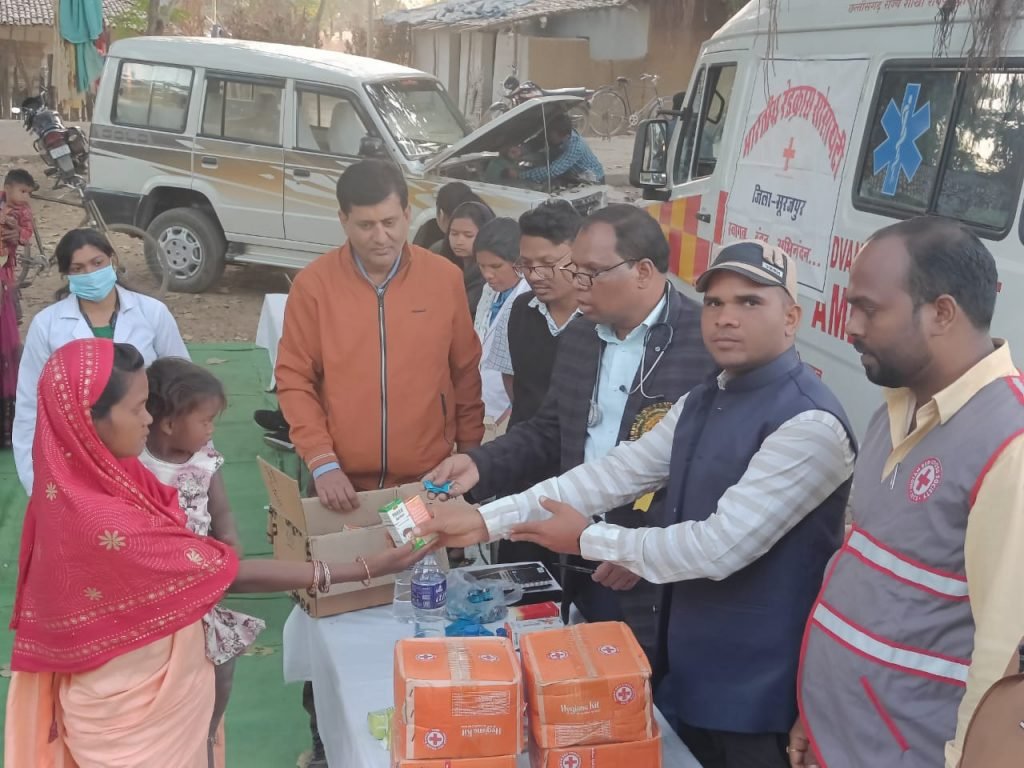 पण्डो बस्ती बंडा भैसा में रेड क्रॉस टीम के द्वारा लगाया गया स्वास्थ्य शिविर हाइजीन किट का किया गया वितरण