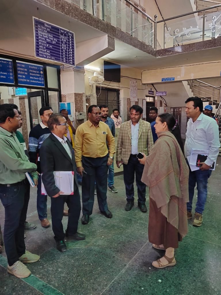 कलेक्टर ने किया जिला चिकित्सालय का निरीक्षण