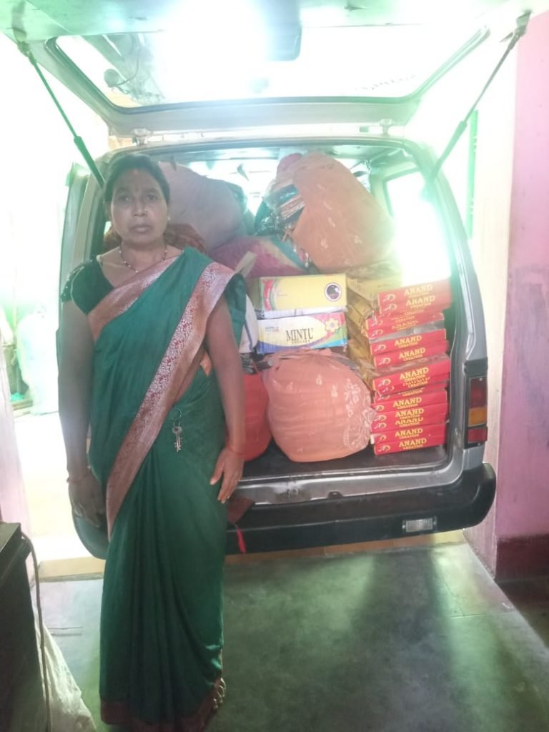 बिहान योजना बना सहारा, कपड़ा दुकान खोला, हो रही आय में निरंतर बढ़ोतरी, नया गाड़ी ओमनी खरीदा