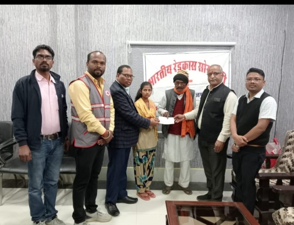 इंडियन रेड क्रॉस सोसाइटी के चेयरमैन आर.के. ओझा ने कैंसर से पीड़ित व्यक्ति जगरनाथ ताम्रकार को आर्थिक सहायता राशि प्रदाय किया