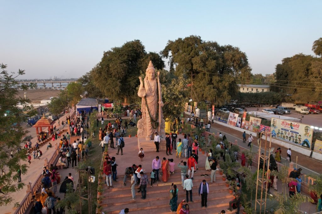 राजिम मेला घूमने पहुंच रही लोगों की भीड़ पूछने पर बताया पुन्नी मेला में आकर अभिभूत हो गए