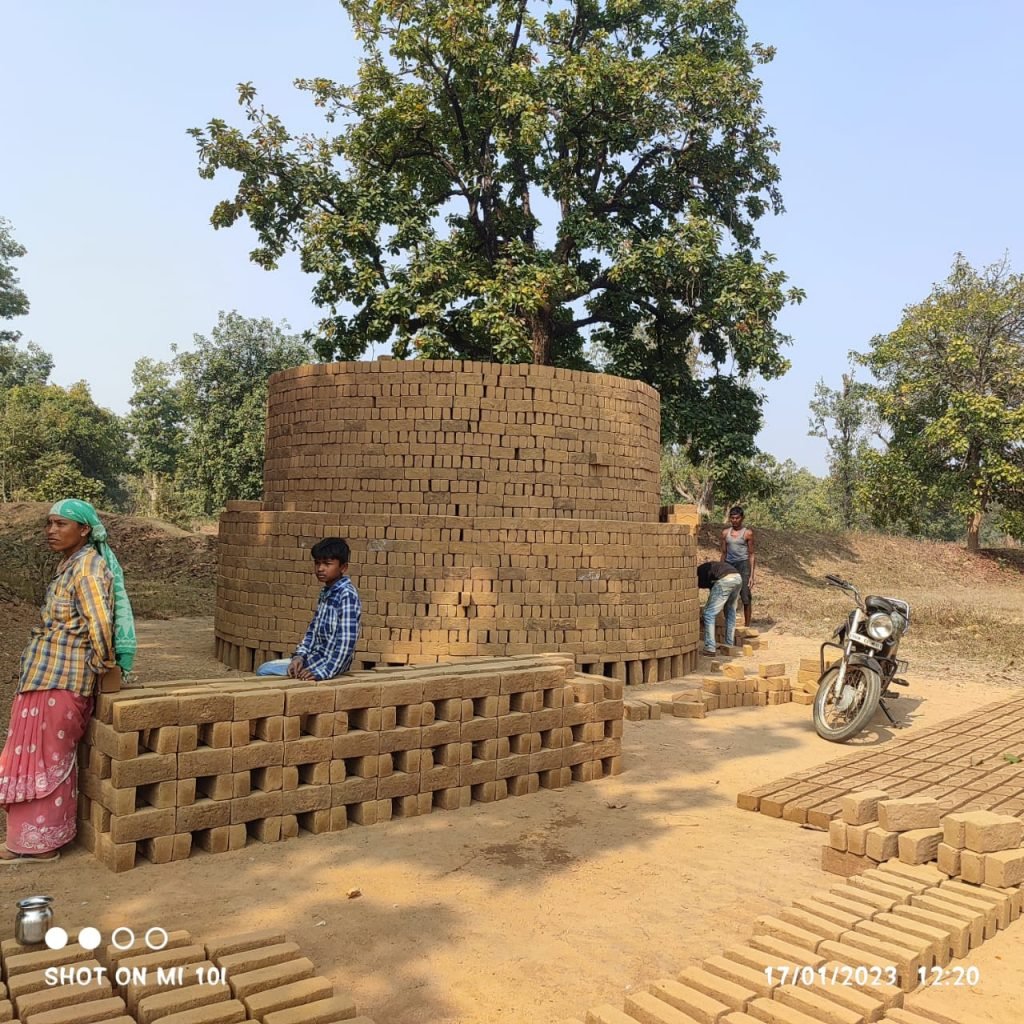 तहसील मुख्यालय छुरा से महज 4 किलोमीटर की दूरी पर ग्राम दादरगांव पुराना में नियमो को ताक में रखकर अवैध ईंट भट्ठा का हो रहा संचालन