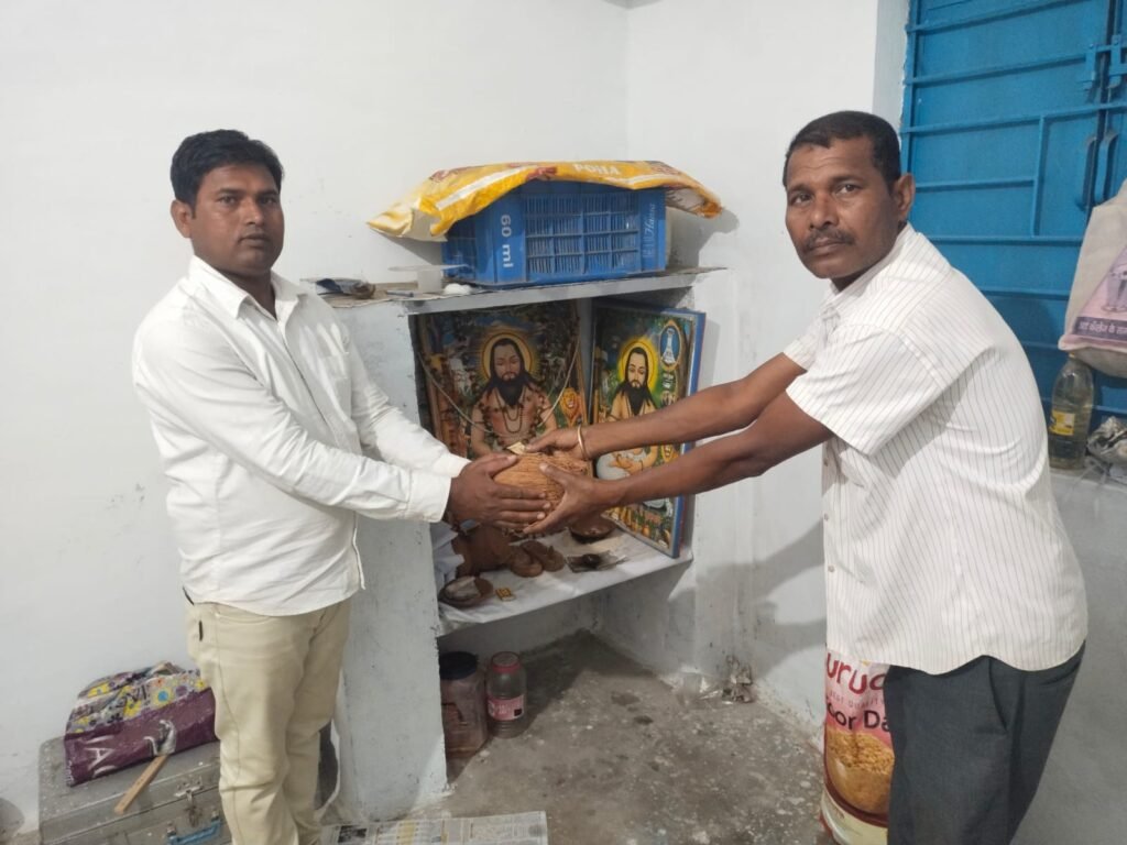 मलेश मारकंडे ने समाज सेवक दौलतराम कोसरे को श्रीफल से किया सम्मान