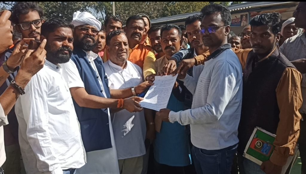 ग्राम पंचायत बरौधी के भ्रष्टाचारी सरपंच सचिव द्वारा गबन किए गए राशि की जांच व कार्यवाही के लिए किया गया चक्का जाम कर प्रदर्शन।