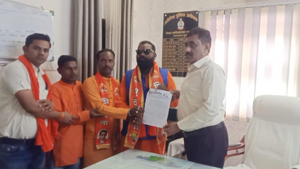 फर्जी काम करने तथा संत महात्माओ के फोटो लगे फ्लैक्स को फाडंकर जलाने वालो पर कार्यवाही करने शिवसैनिको ने ज्ञापन सौंपा