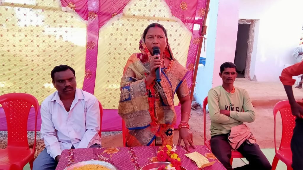 यादव परिवार जिडार के जात्रा में पहुंचे जिला पंचायत सदस्य श्रीमती केशरी ध्रुव।