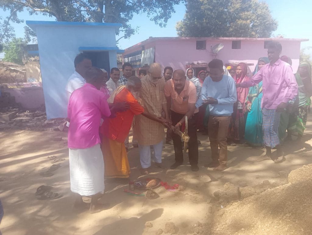 जनपद सदस्य दीपक चन्द्राकर ने किया चबूतरा निर्माण का भूमि पूजन