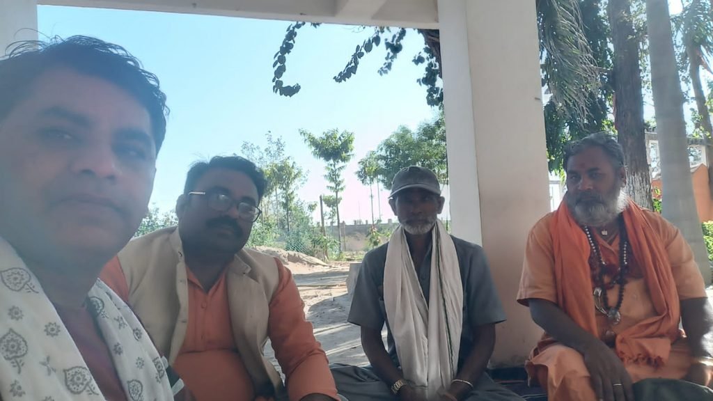 मां अनुसूया आश्रम चकरभाटा बिलासपुर के प्रांगण में अष्ट कौशल महंत शंभू पुरी के आशीर्वाद से मुख्य महंत स्वयंभू मोहभट्ठा बिलासपुर कैलाशपुरी ने आगामी 15 जनवरी का रूद्र यज्ञ की औपचारिक घोषणा की