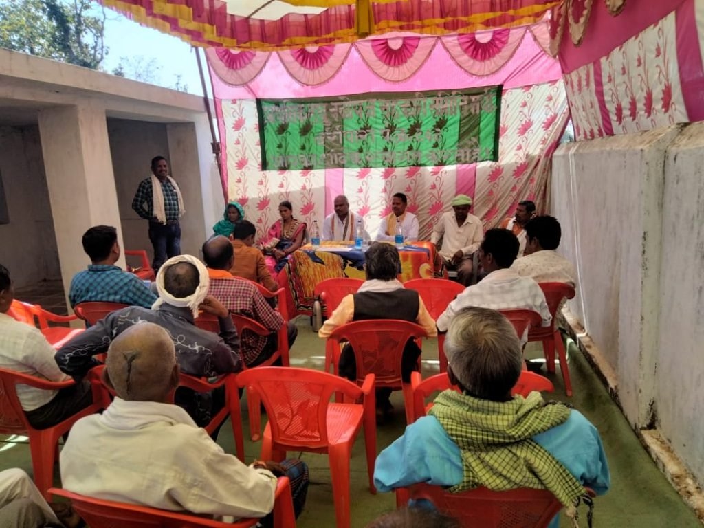 दर्रीपारा में तेंदूपत्ता हितग्राहियों को दिया गया शाखकर्तन का प्रशिक्षण