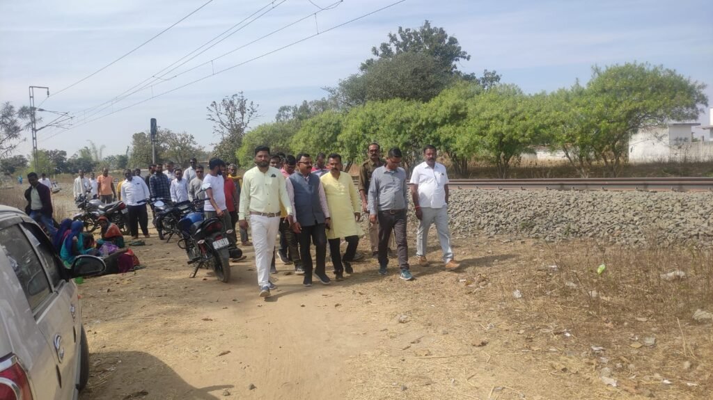 भवराहीं रेलवे फाटक पर अंडर ब्रिज के जगह ओवरब्रिज बनाने ग्रामीणों की मांग को लेकर रेलवे अधिकारियों सहित एसडीएम तहसीलदार ने पास में ही किया दूसरे सड़क का मुआयना