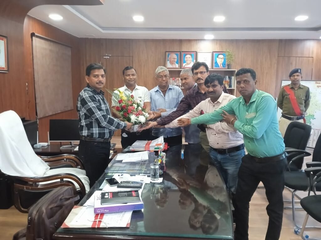 उठाईगिरी मामले को सुलझाने पर ज्वेलरी दुकान संचालकों ने पुलिस अधीक्षक सूरजपुर का किया सम्मान।