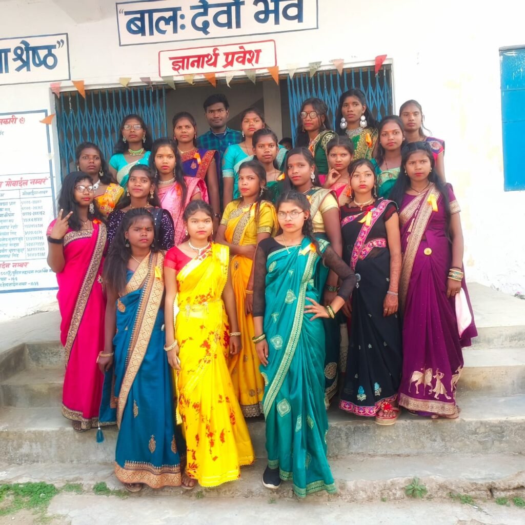 शासकीय हाई स्कूल पोड़ी में विदाई समारोह संपन्न हुआ