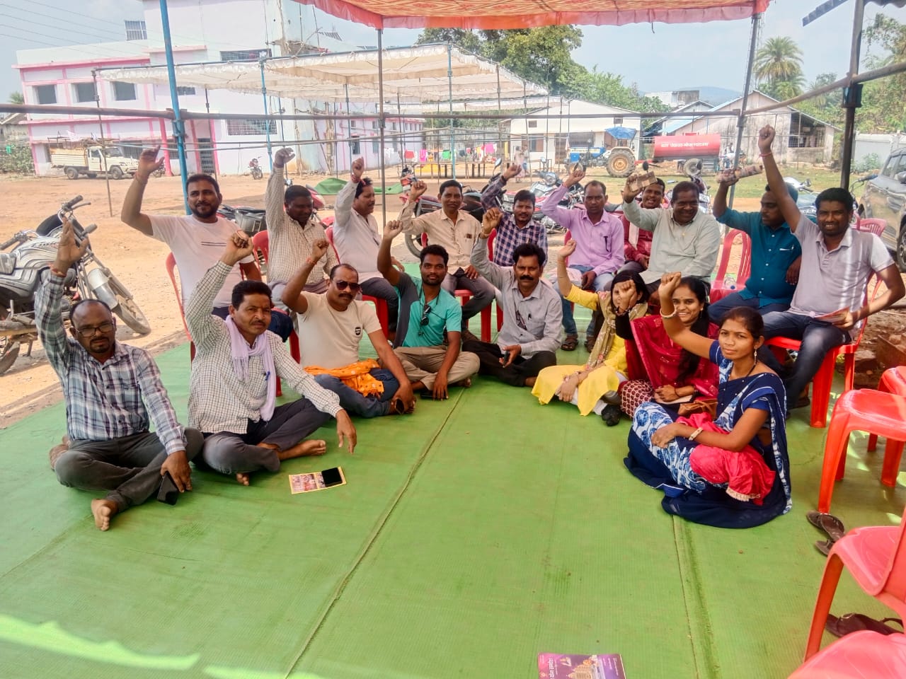 शासकीय करण की एक सूत्रीय मांग को लेकर पंचायत सचिव ने पकड़ा आंदोलन की राह, सचिवों के आंदोलन में जाने से पंचायतों के कार्य पूरी तरह से ठप्प