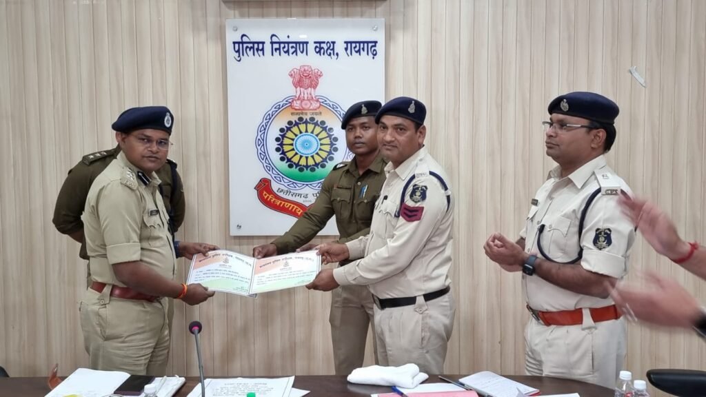 आपरेशन कारू में शामिल पुलिसकर्मियों को पुरस्कृत करने की घोषणा किये पुलिस अधीक्षक जमुई…..