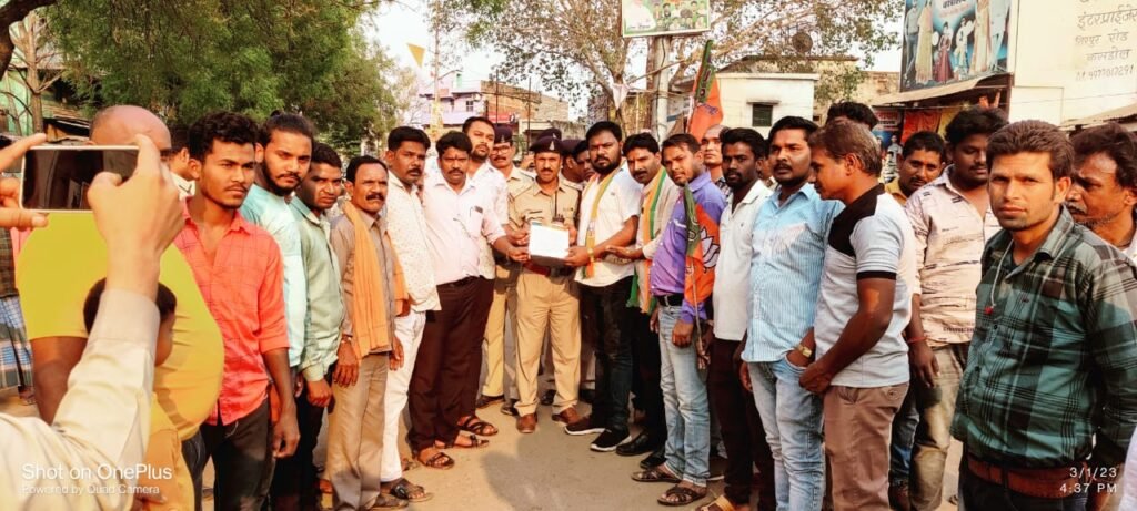 भाजयुमो कसडोल ने राज्य के मुख्यमंत्री व गृहमंत्री का फूंका पुतला