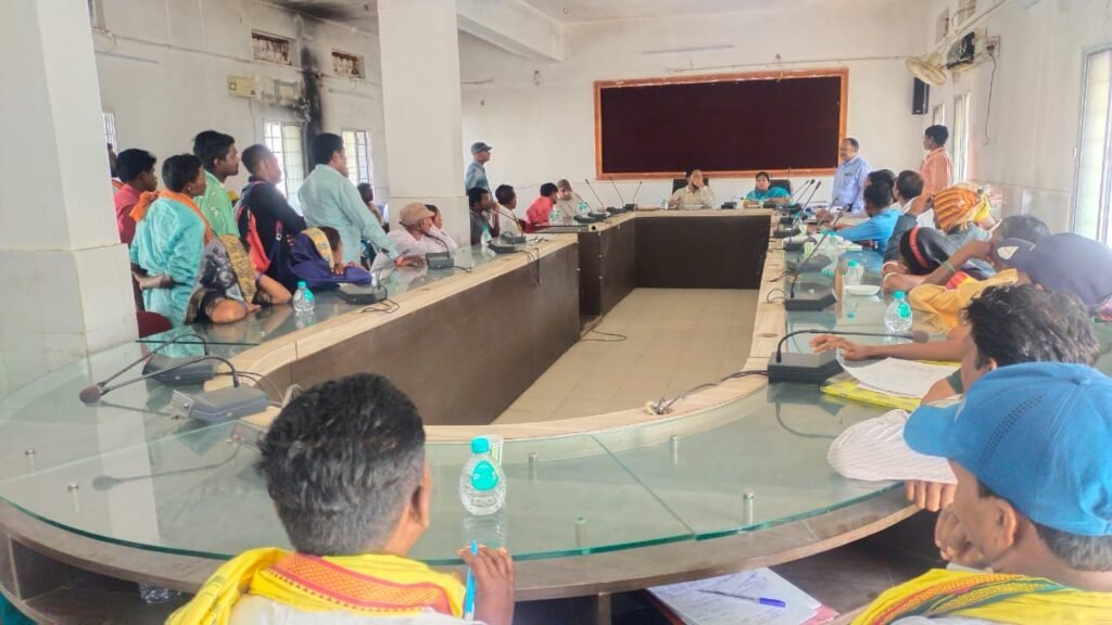 एसईसीएल से ग्रामीणों कि नौकरी मुआवजा की मांग पर सहमती बनाने के लिए एसडीएम कार्यालय में बैठक हुआ सम्पन्न