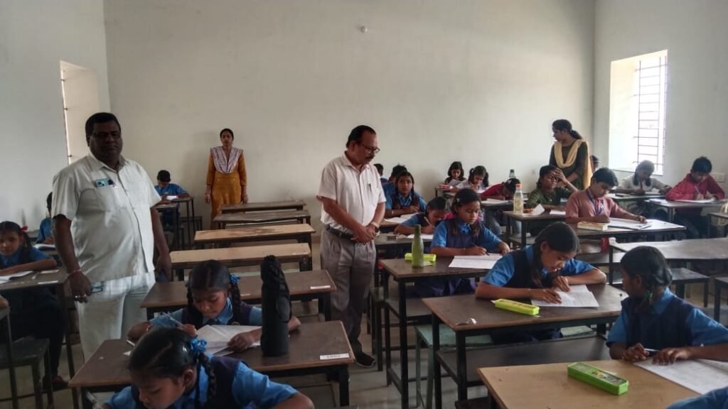 उत्कर्ष योजना अंतर्गत कक्षा छठवीं में प्रवेश की प्रारंभिक परीक्षा शांतिपूर्ण तरीके से संपन्न,96 बच्चों ने दी परीक्षा,10 रहे अनुपस्थित