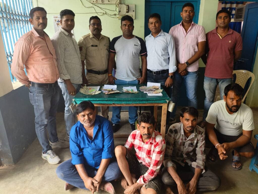 साइबर सेल एवं थाना पलारी की संयुक्त पुलिस टीम द्वारा 04 सटोरियों को दबोचा गया