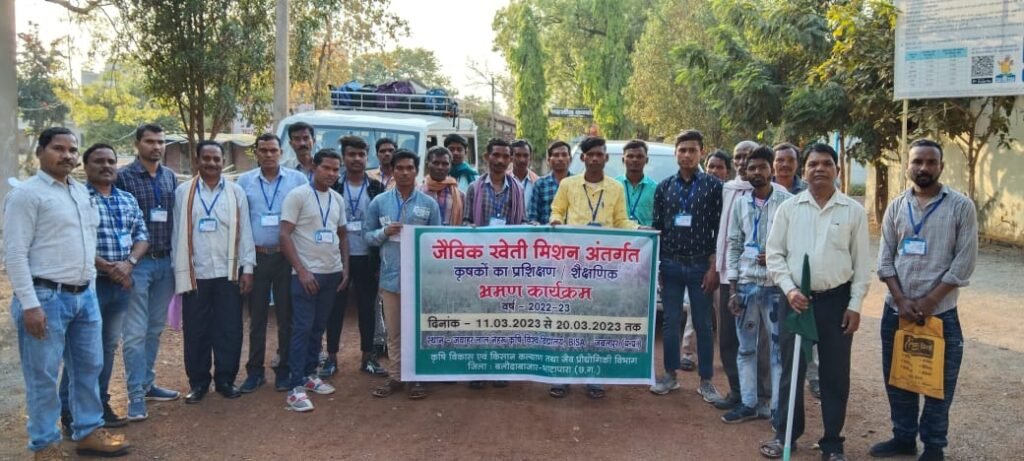 आधुनिक एवं जैविक कृषि का अध्ययन करनें जिले से 24 प्रगतिशील किसानों का दल जबलपुर रवाना