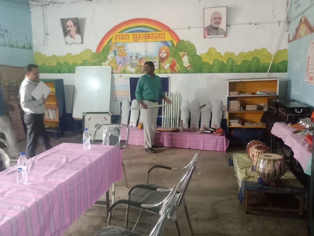कलेक्टर ने किया आश्रम और स्कूल का औचक निरीक्षण