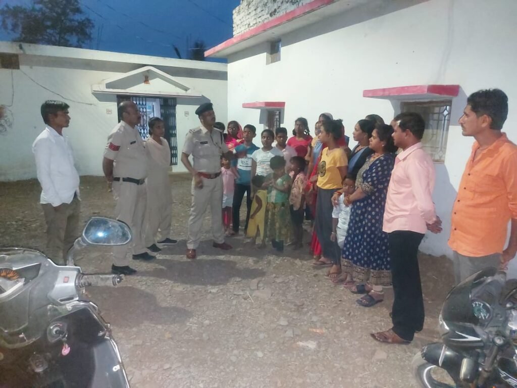 ए एस आई विजय केसरिया लवन बस्ती पहुँचकर नगर वासियों को साइबर अपराध के विषय जानकारी देते हुए।