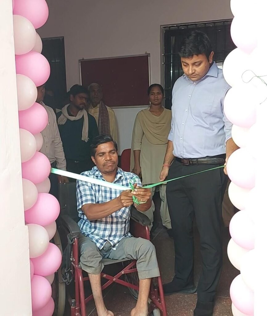 कलेक्टर बंसल ने दिव्यांग धनंजय के हाथों से कराया आरो युक्त वॉटर कूलर का शुभारंभ
