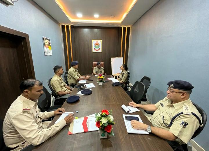 आईजी ने समीक्षा बैठक में दिये विभिन्न बिंदुओं पर त्वरित कार्यवाही के निर्देश
