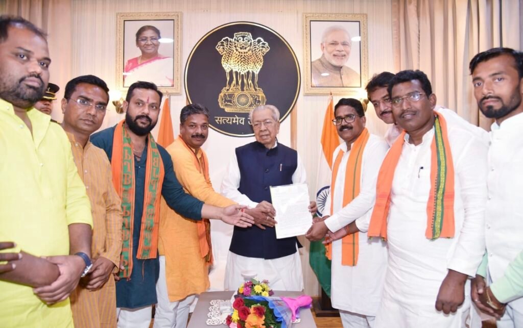 सिकासार बांध से नहर की मांगको लेकर सांसद चुन्नीलाल साहू के नेतृत्व में रायपुर पहुंचे 2500 किसानो को कृषि मंत्री के बंगले के पहले पुलिस ने रोका