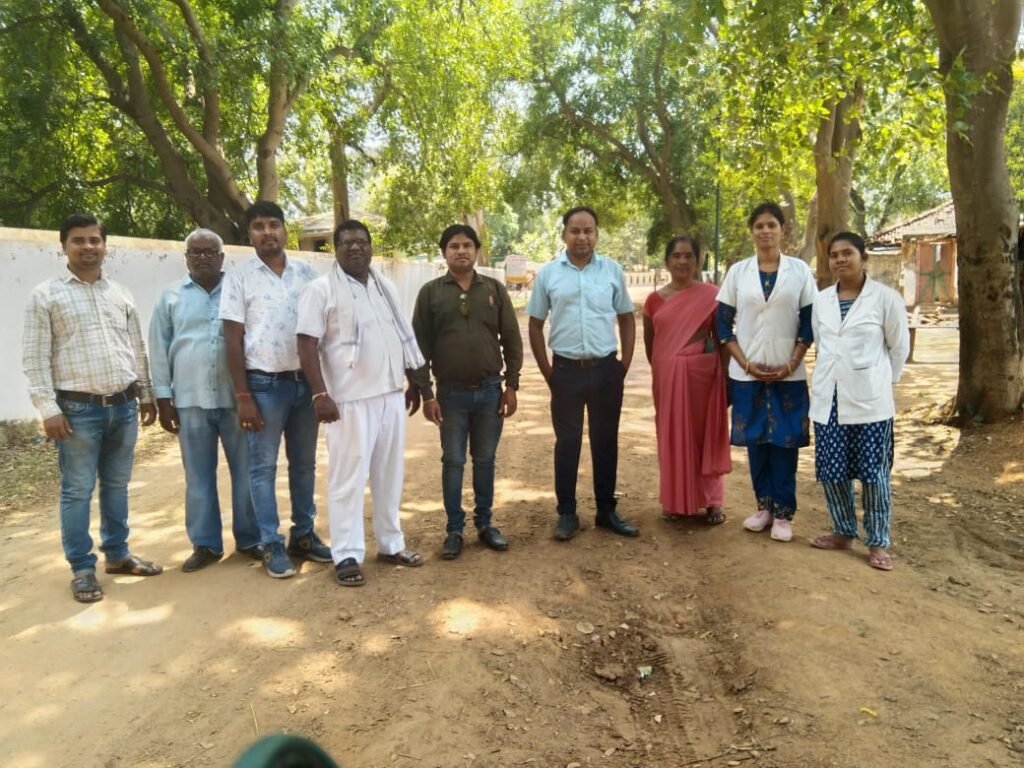 आयुष्मान कार्ड बनवाने के लिए लोगों को वार्ड -वार्ड घर घर जाकर जागरूक करते हुए बी एम ओ डॉ अंजान सिंह चौहान ।।