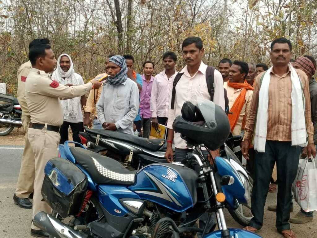 सूरजपुर पुलिस ने शराब पीकर गाड़ी चलाने तथा यातायात नियमों का उल्लघंन करने वालों पर लगाम कसने के लिए चलाया अभियान।