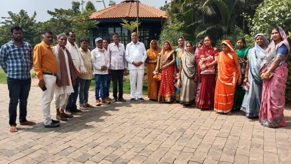 ग्राम जारा के कार्यकर्ताओं ने पूर्व विधानसभा अध्यक्ष गौरीशंकर अग्रवाल से मुलाकात किये।