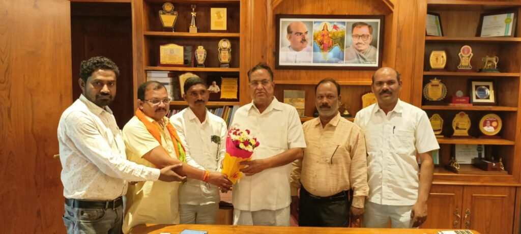 बिलाईगढ़ भाजपा जिला पदाधिकारियों ने पूर्व विधानसभा अध्यक्ष गौरीशंकर अग्रवाल से मुलाकात की