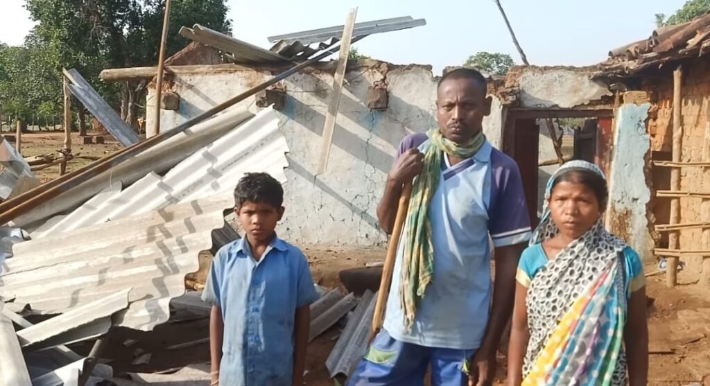 दिव्यांग बिसाहू राम का उजड़ा आशियाना, बारिश में गुजारा की सताने लगी चिंता