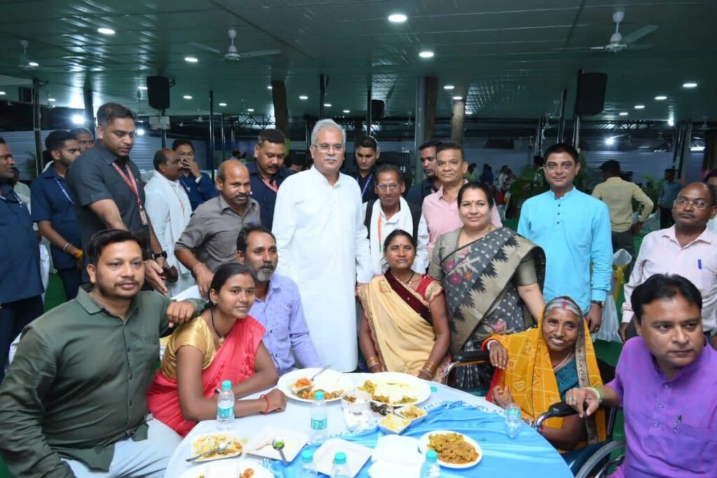 भेंट मुलाकात कार्यक्रम में भोजन खिलाने वाले ग्रामीण परिवार को मुख्यमंत्री ने मुख्यमंत्री निवास में भोजन कराकर सम्मान किये।