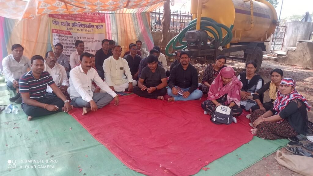 पटवारी संघ के हड़ताल को समर्थन देने पहुंचे भाजपा मंडल अध्यक्ष महेन्द्र साहू ।