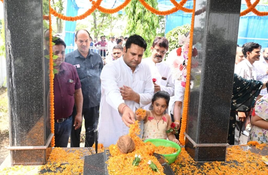 शहीद स्वर्गीय श्री नंदकुमार पटेल की पुण्यतिथि पर उच्च शिक्षा मंत्री श्री उमेश पटेल ने दी श्रद्धांजलि