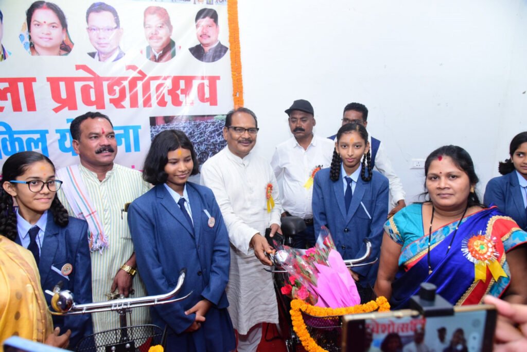 शिक्षा मंत्री डॉ. प्रेमसाय सिंह टेकाम ने शाला प्रवेशी बच्चों का तिलक लगाकर किया स्वागत