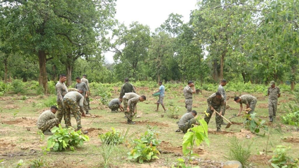 45वीं वाहिनी के जवानों द्वारा 1672 पौधे रोपित कर पर्यावरण को बचाने का संदेश