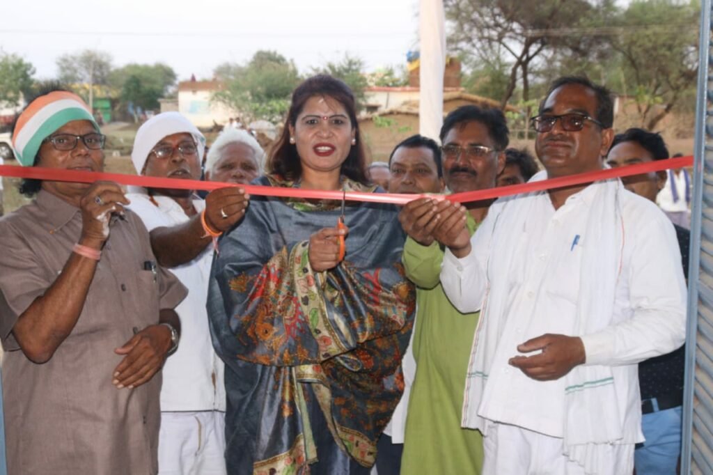 सरपंच वीरेंद्र बहादुर कुर्रे की सक्रियता से खैंदा में हुआ लाखों के विकास कार्यो का भूमिपूजन एवं लोकार्पण।