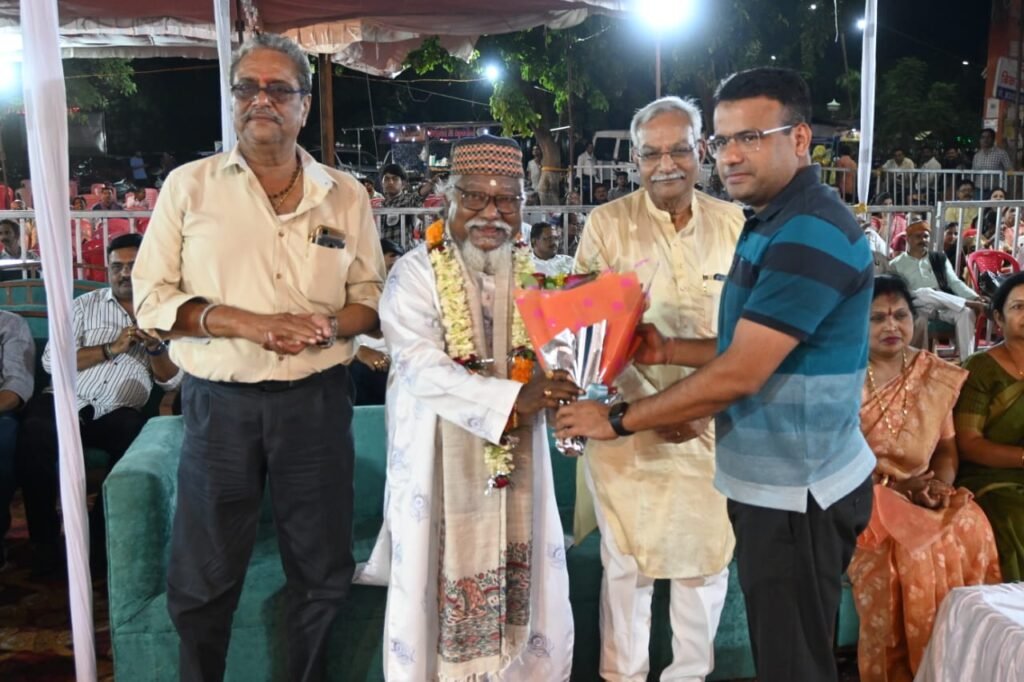 संत कबीर दास के भजनों से मंत्र मुग्ध हुआ बलौदाबाजार,पद्मश्री भारती बंधु ने दी आकर्षक प्रस्तुति ,देर रात तक श्रोताओं की भीड़ उमड़ा रहा।