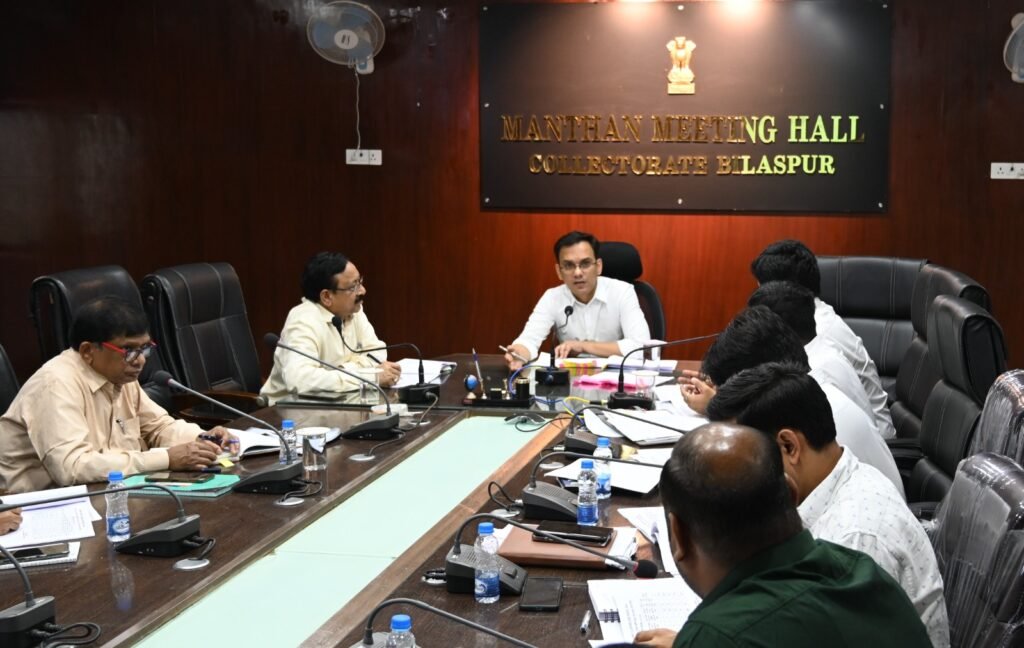 कलेक्टर ने राजस्व अधिकारियों की ली बैठक