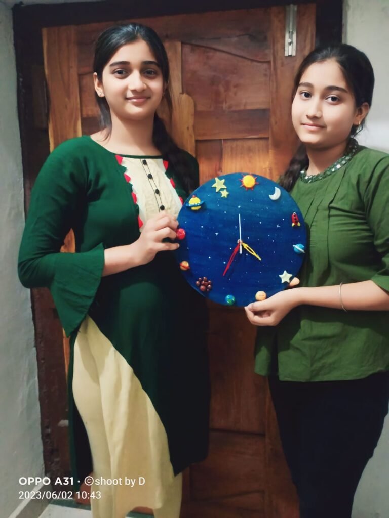 कबाड़ से जुगाड़ कर कु हेमा एवं पूनम ने बनाई आकर्शक घडी़